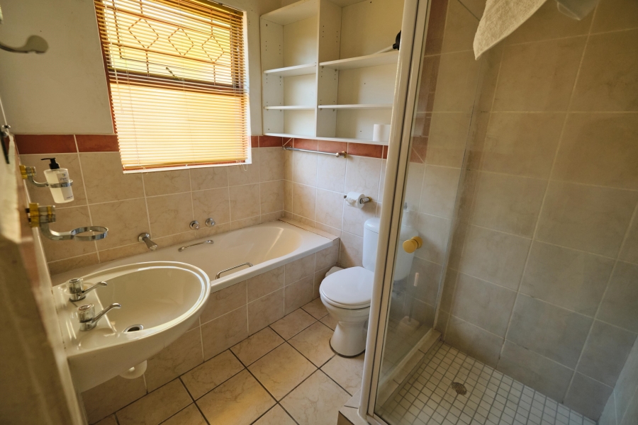 6 Bedroom Property for Sale in Schoongezicht Western Cape